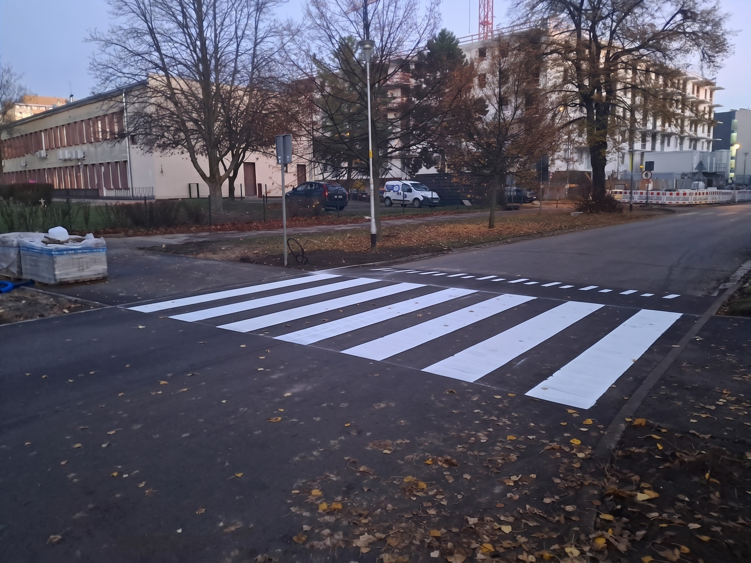 Droga z oznakowaniem w terenie zabudowanym